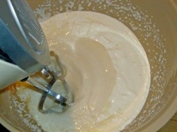 Торт из печенья сметаны и бананов без выпечки - шаг 6 Торт из печенья сметаны и бананов без выпечки - шаг 6