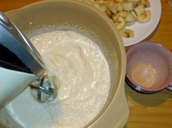 Торт из печенья сметаны и бананов без выпечки - шаг 7 Торт из печенья сметаны и бананов без выпечки - шаг 7