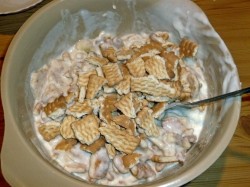 Торт из печенья сметаны и бананов без выпечки - шаг 8 Торт из печенья сметаны и бананов без выпечки - шаг 8