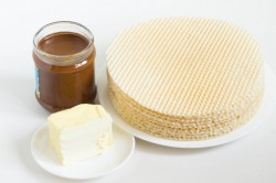 Торт из вафельных коржей с вареной сгущенкой - шаг 1 Торт из вафельных коржей с вареной сгущенкой - шаг 1