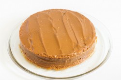 Торт из вафельных коржей с вареной сгущенкой - шаг 4 Торт из вафельных коржей с вареной сгущенкой - шаг 4