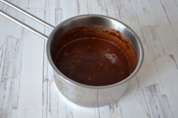 Шоколадный торт на желатине с печеньем и орехами - шаг 10