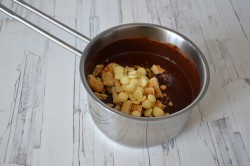 Шоколадный торт на желатине с печеньем и орехами - шаг 11