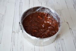 Шоколадный торт на желатине с печеньем и орехами - шаг 12