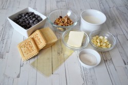 Шоколадный торт на желатине с печеньем и орехами - шаг 1