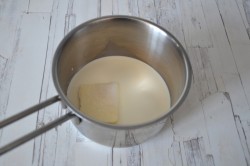 Шоколадный торт на желатине с печеньем и орехами - шаг 6