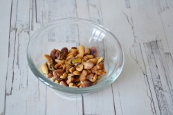 Шоколадный торт на желатине с печеньем и орехами - шаг 4