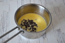 Шоколадный торт на желатине с печеньем и орехами - шаг 9