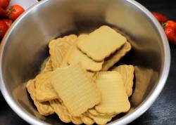 Йогуртовый торт с клубникой без выпечки - шаг 1 Йогуртовый торт с клубникой без выпечки - шаг 1