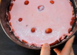Йогуртовый торт с клубникой без выпечки - шаг 13 Йогуртовый торт с клубникой без выпечки - шаг 13