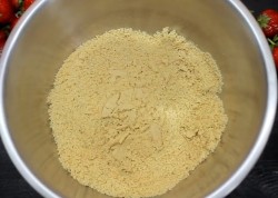 Йогуртовый торт с клубникой без выпечки - шаг 2 Йогуртовый торт с клубникой без выпечки - шаг 2