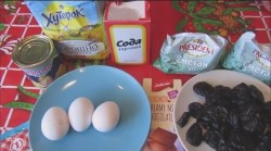 Торт на сгущенке со сметанным кремом и черносливом - шаг 1