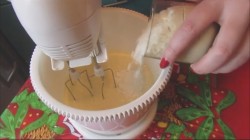 Торт на сгущенке со сметанным кремом и черносливом - шаг 3