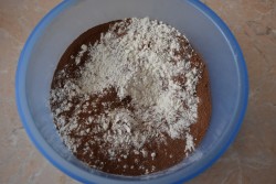 Торт с грецкими орехами и вареной сгущенкой - шаг 3 Торт с грецкими орехами и вареной сгущенкой - шаг 3