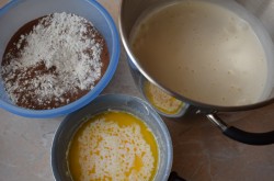 Торт с грецкими орехами и вареной сгущенкой - шаг 4 Торт с грецкими орехами и вареной сгущенкой - шаг 4