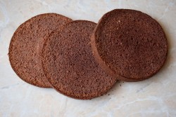 Торт с грецкими орехами и вареной сгущенкой - шаг 6 Торт с грецкими орехами и вареной сгущенкой - шаг 6