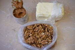 Торт с грецкими орехами и вареной сгущенкой - шаг 7 Торт с грецкими орехами и вареной сгущенкой - шаг 7