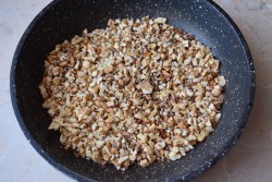 Торт с грецкими орехами и вареной сгущенкой - шаг 8 Торт с грецкими орехами и вареной сгущенкой - шаг 8