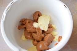 Торт с грецкими орехами и вареной сгущенкой - шаг 9 Торт с грецкими орехами и вареной сгущенкой - шаг 9