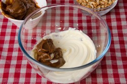 Классический торт Сникерс - шаг 20