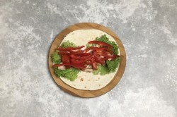 Тортилья с курицей и овощами в домашних условиях - шаг 10