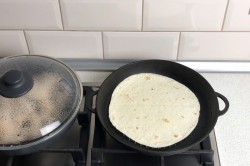 Тортилья с курицей и овощами в домашних условиях - шаг 6