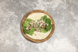 Тортилья с курицей и овощами в домашних условиях - шаг 9