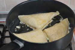 Треугольники из лаваша с начинкой на завтрак - шаг 11