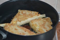 Треугольники из лаваша с начинкой на завтрак - шаг 12