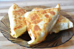 Треугольники из лаваша с начинкой на завтрак - шаг 13