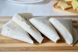 Треугольники из лаваша с начинкой на завтрак - шаг 9