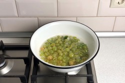 Царское изумрудное варенье из крыжовника с вишневым листом - шаг 11