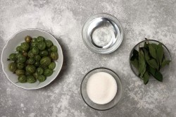 Царское изумрудное варенье из крыжовника с вишневым листом - шаг 1