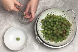 Царское изумрудное варенье из крыжовника с вишневым листом - шаг 2