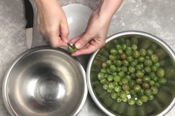 Царское изумрудное варенье из крыжовника с вишневым листом - шаг 3