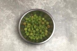 Царское изумрудное варенье из крыжовника с вишневым листом - шаг 4