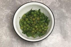 Царское изумрудное варенье из крыжовника с вишневым листом - шаг 6