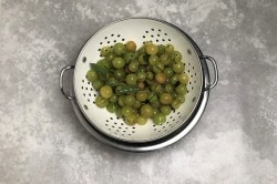 Царское изумрудное варенье из крыжовника с вишневым листом - шаг 8