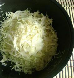 Тушеная капуста с зелёным горошком в мультиварке - шаг 2 Тушеная капуста с зелёным горошком в мультиварке - шаг 2