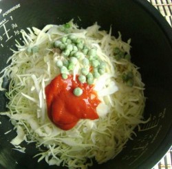 Тушеная капуста с зелёным горошком в мультиварке - шаг 3 Тушеная капуста с зелёным горошком в мультиварке - шаг 3