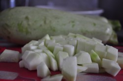 Тушеные кабачки в сметане с яйцом - шаг 1