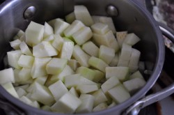 Тушеные кабачки в сметане с яйцом - шаг 2