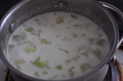 Тушеные кабачки в сметане с яйцом - шаг 3