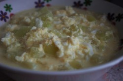 Тушеные кабачки в сметане с яйцом - шаг 4