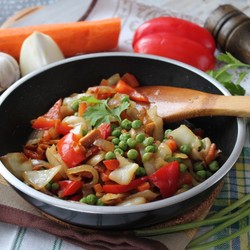 Тушеные капуста перец лук морковь на сковороде