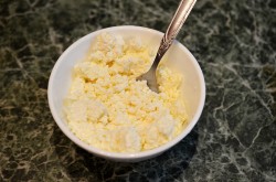 Творог с зеленью и чесноком - шаг 2