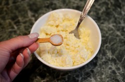 Творог с зеленью и чесноком - шаг 3