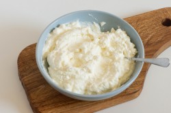 Торт с печеньем на творожном креме без выпечки - шаг 2 Торт с печеньем на творожном креме без выпечки - шаг 2