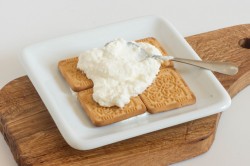 Торт с печеньем на творожном креме без выпечки - шаг 3 Торт с печеньем на творожном креме без выпечки - шаг 3