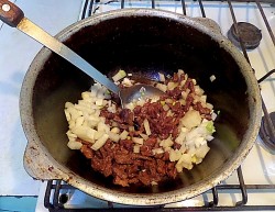 Говядина с рисом тушёная в казане на плите - шаг 6 Говядина с рисом тушёная в казане на плите - шаг 6